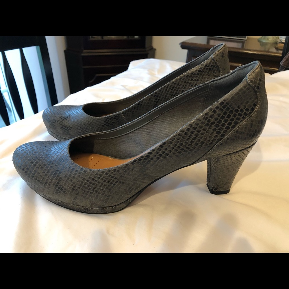 Clark’s Artisan Faux snake skin grey heels sz 12 - Picture 2 of 6